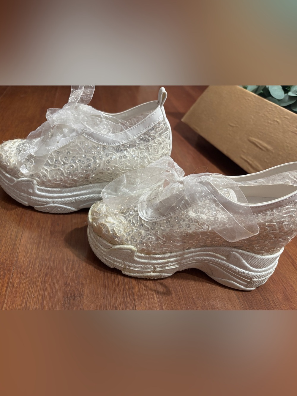 White embroidered, heeled tennis shoes